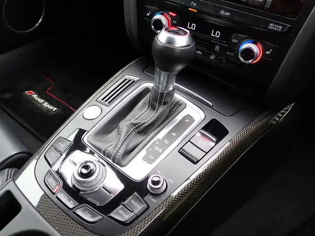 アウディ Ｓ５ スポーツバック 千葉県 2012(平24)年 8.8万km パール メーカーナビゲーション/バックカメラ/プッシュスタート/スマートキー/アイドリングストップ/コーナーセンサー/黒レザーシート/前席パワーシート/ビルトインETC/純正19インチAW/パドルシフト/ウィンカーミラー/フロアマット/取扱説明書/保証書