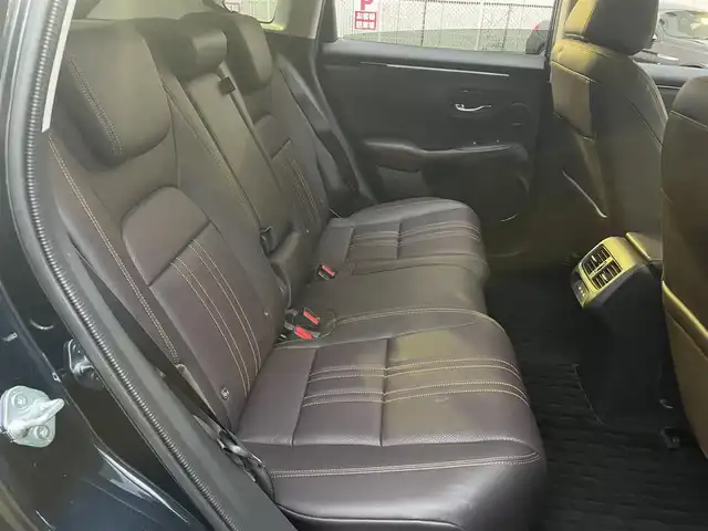ホンダ ＺＲ－Ｖ ハイブリッド e:HEV Z 神奈川県 2024(令6)年 0.9万km ミッドナイトブルービームM ワンオーナー/４WD/Honda SENSING/・衝突軽減ブレーキ/・踏み間違い衝突軽減システム/・路外逸脱抑制機能/・歩行者事故低減ステアリング/・先行車発進お知らせ機能/・標識認識機能/・オートハイビーム/・アダプティブドライビングビーム/・ブラインドスポットインフォメーション/・後退出庫サポート/・パーキングセンサーシステム/・アダプティブクルーズコントロール/・車線逸脱支援システム/・トラフィックジャムアシスト/Honda CONNECTディスプレイ/・ナビ機能/スマホ連動/フルセグTV/BT//マルチビューカメラシステム/ビルトインETC2.0/革シート/・全席シートヒーター/・前席パワーシート/・D席メモリシート/パドルシフト/ステアリングリモコン/置くだけ充電/前後ドライブレコーダー/パワーテールゲート/純正１８inアルミホイール/オートライト/LEDライト/ウインカー付電格ミラー/電動パーキングブレーキ/ブレーキホールド/W＆サイド＆カーテンエアバック/横滑り防止装置/ヒルディセントコントロール/フロアマット/保証書/取扱説明書/スペアキー