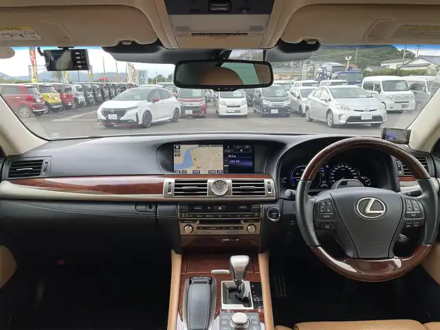 レクサス ＬＳ 600h バージョンC Iパック 宮崎県 2015(平27)年 8.6万km ホワイトパールクリスタルシャイン 純正ナビ【B9056】/・Bluetooth・フルセグTV・Blu-ray・DVD/プレミアムサウンドシステム/ドライブレコーダー【HDR-101】/社外レーダー【GWR53sd】/バックカメラ/ビルトインETC/D/N席パワーシート【メモリー機能付き】/D/N席シートヒーター・ベンチレーション/ハンドルヒーター/パワーバックドア/全席イージークローザー付きドア/ブラインドスポットモニター/前後コーナーセンサー/オートハイビーム/レーダークルーズコントロール/レーンキープアシスト/純正フロアマット/純正18インチアルミホイール