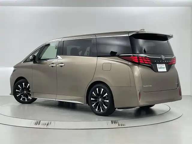 トヨタ アルファードハイブリット エグゼクティブ ラウンジ 埼玉県 2024(令6)年 1.8万km 茶Ｍ 左右独立ムーンルーフ/14インチディスプレイオーディオナビ/【CD/DVD/BT/HDMI/フルセグ】/全方位カメラ/メーカーオプションフリップダウンモニター/JBLサウンド/衝突被害軽減装置/レーダークルーズコントロール/レーンキープアシスト/オートマチックハイビーム/前後コーナーセンサー/D席メモリーシート/フロント・セカンドパワーシート/フロント・セカンドシートヒーター/フロント・セカンドベンチレーション/リアステップ/ステアリングヒーター/ステアリングリモコン/デジタルインナーミラー/両側パワースライドドア/2.0ビルトインETC/前後ドライブレコーダー/AC100V/置くだけ充電/LEDヘッドライト/フォグランプ/スマートキー