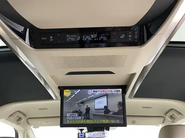 トヨタ アルファードハイブリット エグゼクティブ ラウンジ 埼玉県 2024(令6)年 1.8万km 茶Ｍ 左右独立ムーンルーフ/14インチディスプレイオーディオナビ/【CD/DVD/BT/HDMI/フルセグ】/全方位カメラ/メーカーオプションフリップダウンモニター/JBLサウンド/衝突被害軽減装置/レーダークルーズコントロール/レーンキープアシスト/オートマチックハイビーム/前後コーナーセンサー/D席メモリーシート/フロント・セカンドパワーシート/フロント・セカンドシートヒーター/フロント・セカンドベンチレーション/リアステップ/ステアリングヒーター/ステアリングリモコン/デジタルインナーミラー/両側パワースライドドア/2.0ビルトインETC/前後ドライブレコーダー/AC100V/置くだけ充電/LEDヘッドライト/フォグランプ/スマートキー