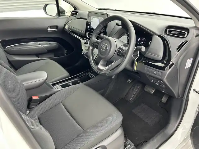 トヨタ アクア G 福井県 2024(令6)年 1.5万km プラチナホワイトパールマイカ 純正T-Connectナビ/Bluetooth/Miracast/USB/AM/FM/バックカメラ /Toyota Safety Sense/・レーントレーシングアシスト/・プリクラッシュセーフティ/・パーキングサポートブレーキ/・クリアランスソナー/・ロードサインアシスト/クルーズコントロール/ビルトインETC/LED/オートライト /ライトレベライザー /ウィンカー・電動格納式ミラー/プッシュスタート /革巻きステアリング/ステアリングリモコン/ステアリングチルド機構/