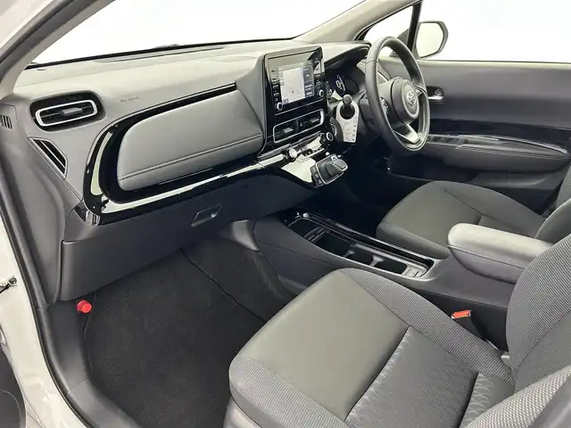 トヨタ アクア G 福井県 2024(令6)年 1.5万km プラチナホワイトパールマイカ 純正T-Connectナビ/Bluetooth/Miracast/USB/AM/FM/バックカメラ /Toyota Safety Sense/・レーントレーシングアシスト/・プリクラッシュセーフティ/・パーキングサポートブレーキ/・クリアランスソナー/・ロードサインアシスト/クルーズコントロール/ビルトインETC/LED/オートライト /ライトレベライザー /ウィンカー・電動格納式ミラー/プッシュスタート /革巻きステアリング/ステアリングリモコン/ステアリングチルド機構/
