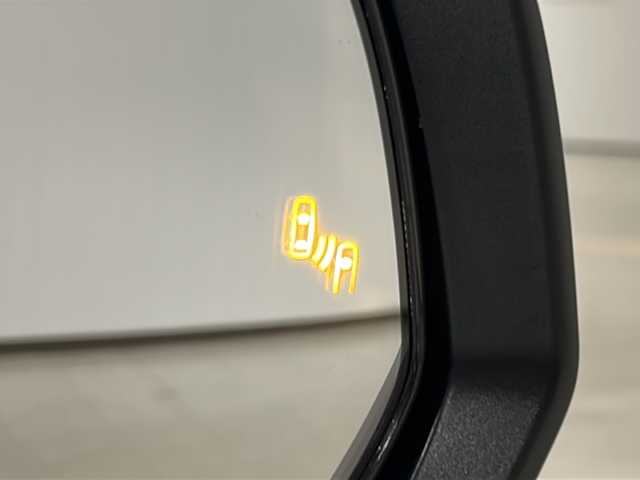 トヨタ カローラ クロス ハイブリッド Z 熊本県 2023(令5)年 1.7万km プラチナホワイトパールマイカ 純正ディスプレイオーディオ/（ラジオ/フルセグ/ＢＴ/Applecarplay)/バックカメラ/ＥＴＣ/前後ドライブレコーダー/レーダークルーズコントロール/パワーバックドア/パワーシート/Ｄ・Ｎ席シートヒーター/ステアリングスイッチ/ハーフレザーシート/オートライト/オートハイビーム/フォグランプ/レーンキープアシスト/衝突軽減システム/横滑り防止装置/ブラインドスポットモニター/前後コーナーセンサー/スマートキー×２/純正フロアマット/純正18インチＡＷ/電動パーキングブレーキ（オートホールド付き）/プッシュスタート/ドアバイザー/ルーフレール