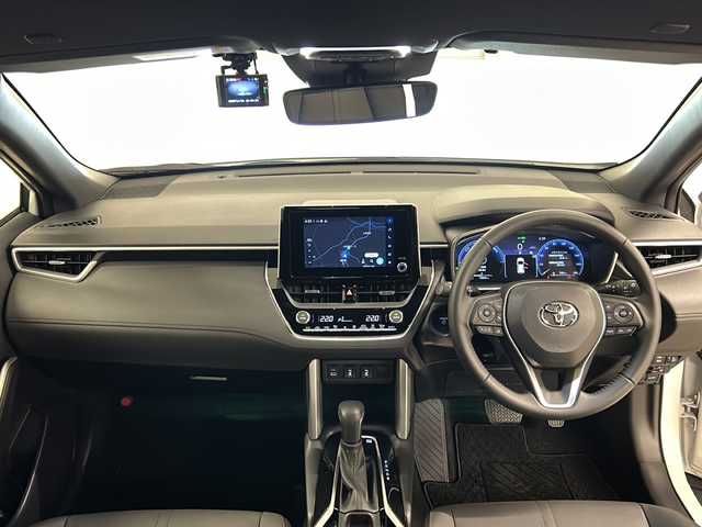 トヨタ カローラ クロス ハイブリッド Z 熊本県 2023(令5)年 1.7万km プラチナホワイトパールマイカ 純正ディスプレイオーディオ/（ラジオ/フルセグ/ＢＴ/Applecarplay)/バックカメラ/ＥＴＣ/前後ドライブレコーダー/レーダークルーズコントロール/パワーバックドア/パワーシート/Ｄ・Ｎ席シートヒーター/ステアリングスイッチ/ハーフレザーシート/オートライト/オートハイビーム/フォグランプ/レーンキープアシスト/衝突軽減システム/横滑り防止装置/ブラインドスポットモニター/前後コーナーセンサー/スマートキー×２/純正フロアマット/純正18インチＡＷ/電動パーキングブレーキ（オートホールド付き）/プッシュスタート/ドアバイザー/ルーフレール