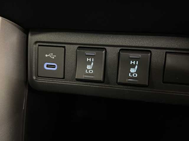 トヨタ カローラ クロス ハイブリッド Z 熊本県 2023(令5)年 1.7万km プラチナホワイトパールマイカ 純正ディスプレイオーディオ/（ラジオ/フルセグ/ＢＴ/Applecarplay)/バックカメラ/ＥＴＣ/前後ドライブレコーダー/レーダークルーズコントロール/パワーバックドア/パワーシート/Ｄ・Ｎ席シートヒーター/ステアリングスイッチ/ハーフレザーシート/オートライト/オートハイビーム/フォグランプ/レーンキープアシスト/衝突軽減システム/横滑り防止装置/ブラインドスポットモニター/前後コーナーセンサー/スマートキー×２/純正フロアマット/純正18インチＡＷ/電動パーキングブレーキ（オートホールド付き）/プッシュスタート/ドアバイザー/ルーフレール