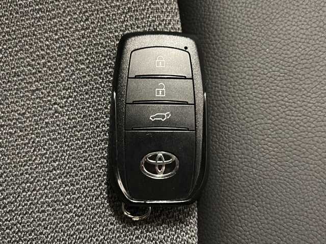 トヨタ カローラ クロス ハイブリッド Z 熊本県 2023(令5)年 1.7万km プラチナホワイトパールマイカ 純正ディスプレイオーディオ/（ラジオ/フルセグ/ＢＴ/Applecarplay)/バックカメラ/ＥＴＣ/前後ドライブレコーダー/レーダークルーズコントロール/パワーバックドア/パワーシート/Ｄ・Ｎ席シートヒーター/ステアリングスイッチ/ハーフレザーシート/オートライト/オートハイビーム/フォグランプ/レーンキープアシスト/衝突軽減システム/横滑り防止装置/ブラインドスポットモニター/前後コーナーセンサー/スマートキー×２/純正フロアマット/純正18インチＡＷ/電動パーキングブレーキ（オートホールド付き）/プッシュスタート/ドアバイザー/ルーフレール