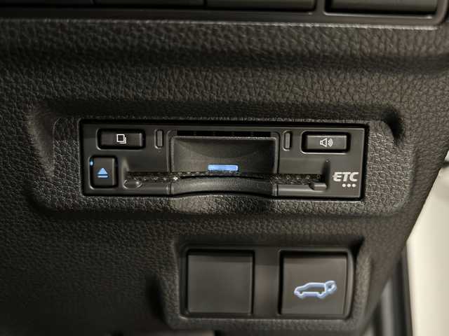 トヨタ カローラ クロス ハイブリッド Z 熊本県 2023(令5)年 1.7万km プラチナホワイトパールマイカ 純正ディスプレイオーディオ/（ラジオ/フルセグ/ＢＴ/Applecarplay)/バックカメラ/ＥＴＣ/前後ドライブレコーダー/レーダークルーズコントロール/パワーバックドア/パワーシート/Ｄ・Ｎ席シートヒーター/ステアリングスイッチ/ハーフレザーシート/オートライト/オートハイビーム/フォグランプ/レーンキープアシスト/衝突軽減システム/横滑り防止装置/ブラインドスポットモニター/前後コーナーセンサー/スマートキー×２/純正フロアマット/純正18インチＡＷ/電動パーキングブレーキ（オートホールド付き）/プッシュスタート/ドアバイザー/ルーフレール