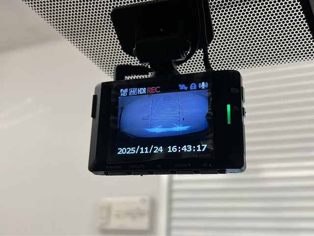 トヨタ カローラ クロス ハイブリッド Z 熊本県 2023(令5)年 1.7万km プラチナホワイトパールマイカ 純正ディスプレイオーディオ/（ラジオ/フルセグ/ＢＴ/Applecarplay)/バックカメラ/ＥＴＣ/前後ドライブレコーダー/レーダークルーズコントロール/パワーバックドア/パワーシート/Ｄ・Ｎ席シートヒーター/ステアリングスイッチ/ハーフレザーシート/オートライト/オートハイビーム/フォグランプ/レーンキープアシスト/衝突軽減システム/横滑り防止装置/ブラインドスポットモニター/前後コーナーセンサー/スマートキー×２/純正フロアマット/純正18インチＡＷ/電動パーキングブレーキ（オートホールド付き）/プッシュスタート/ドアバイザー/ルーフレール