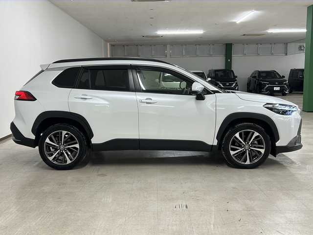 トヨタ カローラ クロス ハイブリッド Z 熊本県 2023(令5)年 1.7万km プラチナホワイトパールマイカ 純正ディスプレイオーディオ/（ラジオ/フルセグ/ＢＴ/Applecarplay)/バックカメラ/ＥＴＣ/前後ドライブレコーダー/レーダークルーズコントロール/パワーバックドア/パワーシート/Ｄ・Ｎ席シートヒーター/ステアリングスイッチ/ハーフレザーシート/オートライト/オートハイビーム/フォグランプ/レーンキープアシスト/衝突軽減システム/横滑り防止装置/ブラインドスポットモニター/前後コーナーセンサー/スマートキー×２/純正フロアマット/純正18インチＡＷ/電動パーキングブレーキ（オートホールド付き）/プッシュスタート/ドアバイザー/ルーフレール