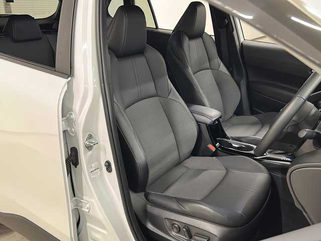 トヨタ カローラ クロス ハイブリッド Z 熊本県 2023(令5)年 1.7万km プラチナホワイトパールマイカ 純正ディスプレイオーディオ/（ラジオ/フルセグ/ＢＴ/Applecarplay)/バックカメラ/ＥＴＣ/前後ドライブレコーダー/レーダークルーズコントロール/パワーバックドア/パワーシート/Ｄ・Ｎ席シートヒーター/ステアリングスイッチ/ハーフレザーシート/オートライト/オートハイビーム/フォグランプ/レーンキープアシスト/衝突軽減システム/横滑り防止装置/ブラインドスポットモニター/前後コーナーセンサー/スマートキー×２/純正フロアマット/純正18インチＡＷ/電動パーキングブレーキ（オートホールド付き）/プッシュスタート/ドアバイザー/ルーフレール