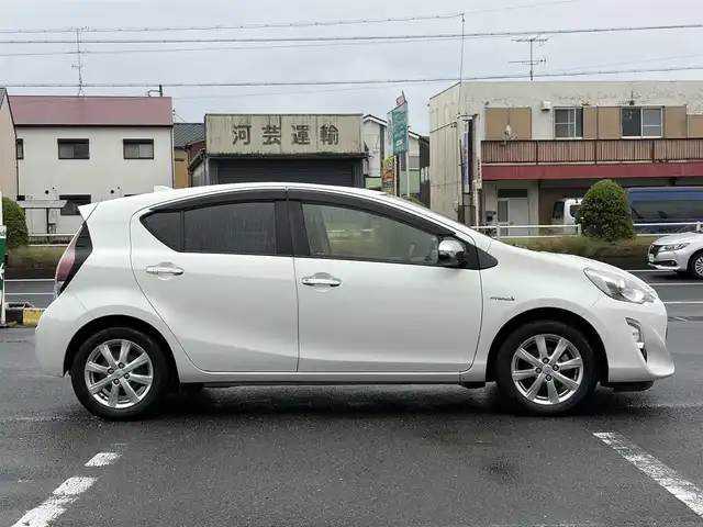 トヨタ アクア G 三重県 2016(平28)年 12万km ライムホワイトパールクリスタルシャイン トヨタセーフティセンス/・PCS(プリクラッシュセーフティ)/・LDA(レーンディパーチャーアラート)/・オートマッチックハイビーム/♪クルーズコントロール/♪スマートキー/♪プッシュスタート/♪バックガイドカメラ/♪ドライブレコーダー/♪ビルトインETC/♪LEDヘッドライト/♪LEDフォグライト/♪オートライト/♪純正15インチAW/♪ウィンカーミラー/♪革巻きステアリング/♪ステアリングスイッチ/♪フロアマット/♪ドアバイザー/♪プライバシーガラス/♪スペアタイヤ/♪電格ミラー/♪横滑り防止装置