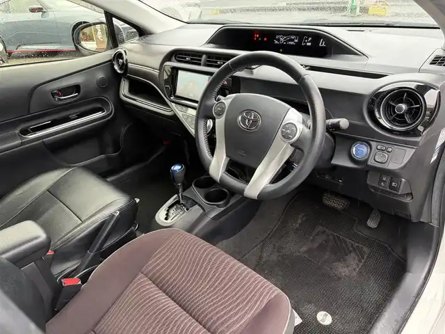 トヨタ アクア G 三重県 2016(平28)年 12万km ライムホワイトパールクリスタルシャイン トヨタセーフティセンス/・PCS(プリクラッシュセーフティ)/・LDA(レーンディパーチャーアラート)/・オートマッチックハイビーム/♪クルーズコントロール/♪スマートキー/♪プッシュスタート/♪バックガイドカメラ/♪ドライブレコーダー/♪ビルトインETC/♪LEDヘッドライト/♪LEDフォグライト/♪オートライト/♪純正15インチAW/♪ウィンカーミラー/♪革巻きステアリング/♪ステアリングスイッチ/♪フロアマット/♪ドアバイザー/♪プライバシーガラス/♪スペアタイヤ/♪電格ミラー/♪横滑り防止装置