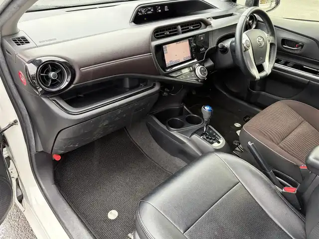 トヨタ アクア G 三重県 2016(平28)年 12万km ライムホワイトパールクリスタルシャイン トヨタセーフティセンス/・PCS(プリクラッシュセーフティ)/・LDA(レーンディパーチャーアラート)/・オートマッチックハイビーム/♪クルーズコントロール/♪スマートキー/♪プッシュスタート/♪バックガイドカメラ/♪ドライブレコーダー/♪ビルトインETC/♪LEDヘッドライト/♪LEDフォグライト/♪オートライト/♪純正15インチAW/♪ウィンカーミラー/♪革巻きステアリング/♪ステアリングスイッチ/♪フロアマット/♪ドアバイザー/♪プライバシーガラス/♪スペアタイヤ/♪電格ミラー/♪横滑り防止装置