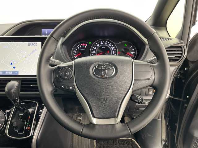 トヨタ ヴォクシー ZS 煌Ⅲ 道央・札幌 2020(令2)年 7.2万km ブラック ・４WD/・純正10インチナビ（TV&BT&CD&DVD&SD)/・バックカメラ/・純正12インチフリップダウンモニター/・トヨタセーフティーセンス/・レーダークルーズコントロール/・衝突軽減/・クリアランスソナー/・両側パワースライドドア/・社外前後ドライブレコーダー/・ビルドインETC（2.0）/・ハーフレザーシート/・LEDヘッドライト/・オートマチックハイビーム/・オートライト/・スマートキー/・スペアキー/・純正16インチAW