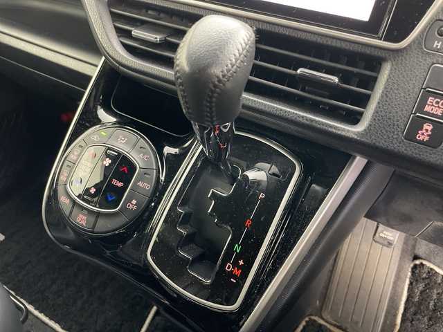 トヨタ ヴォクシー ZS 煌Ⅲ 道央・札幌 2020(令2)年 7.2万km ブラック ・４WD/・純正10インチナビ（TV&BT&CD&DVD&SD)/・バックカメラ/・純正12インチフリップダウンモニター/・トヨタセーフティーセンス/・レーダークルーズコントロール/・衝突軽減/・クリアランスソナー/・両側パワースライドドア/・社外前後ドライブレコーダー/・ビルドインETC（2.0）/・ハーフレザーシート/・LEDヘッドライト/・オートマチックハイビーム/・オートライト/・スマートキー/・スペアキー/・純正16インチAW