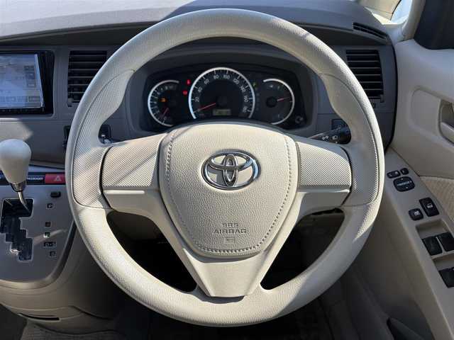 トヨタ アイシス L 滋賀県 2014(平26)年 8.1万km ホワイトパールクリスタルシャイン 社外SDナビ/・AM/FM/・CD/DVD/・Bluetooth/・フルセグTV/バックカメラ/ＥＴＣ/片側パワースライドドア/電動格納ミラー/スマートキー/純正フロアマット