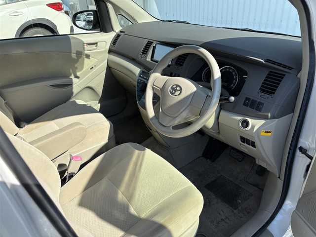 トヨタ アイシス L 滋賀県 2014(平26)年 8.1万km ホワイトパールクリスタルシャイン 社外SDナビ/・AM/FM/・CD/DVD/・Bluetooth/・フルセグTV/バックカメラ/ＥＴＣ/片側パワースライドドア/電動格納ミラー/スマートキー/純正フロアマット