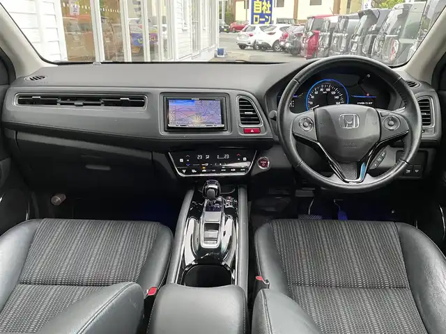 ホンダ ヴェゼル ハイブリッド Z 愛知県 2014(平26)年 7.9万km クリスタルブラックパール (株)IDOMが運営する【じしゃロン名古屋鳴海店】の自社ローン専用車両になりますこちらは現金またはオートローンご利用時の価格です。自社ローンご希望の方は別途その旨お申付け下さい/プッシュスタート/社外メモリーナビ・フルセグTV/　（CD/DVD/BT）/バックカメラ/シートヒーター/LEDライト/ETC