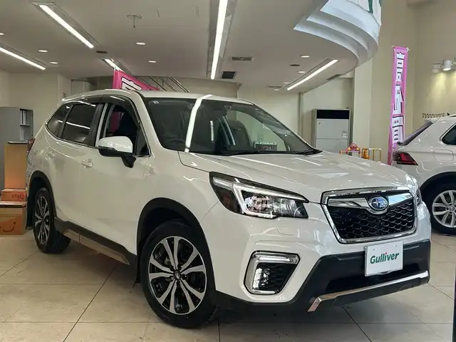 スバル フォレスター プレミアム 東京都 2019(令1)年 2.1万km クリスタルホワイトP ・ワンオーナー/・純正ナビ/（フルセグTV/Bluetooth/CD/DVD)/・サイド/フロント/バックカメラ/・アイドリングストップ/・後コーナーセンサー/・レーダークルーズコントロール/・後方警戒支援機能/・衝突軽減ブレーキ/・車線はみだし防止機能/・ハーフレザーシート/・前席パワーシート/・運転席メモリー機能付き/・全席シートヒーター/・革ステアリング/・ステアリングスイッチ/・ステアリングヒーター/・MTモード/・パドルシフト/・前ドライブレコーダー/・デジタルインナーミラー/・LEDライト/・前後フォグランプ/・電動格納ウインカーミラー/・ブレーキホールド/・ドアバイザー/・トノカバー/・純正18インチアルミホイール/・ISOFIX/・プライバシーガラス/・フロアマット/・ETC/・スマートキー/・プッシュスタート/・W＋サイドエアバッグ/ABS/・横滑り防止装置/・取扱説明書/・保証書/・取扱説明書