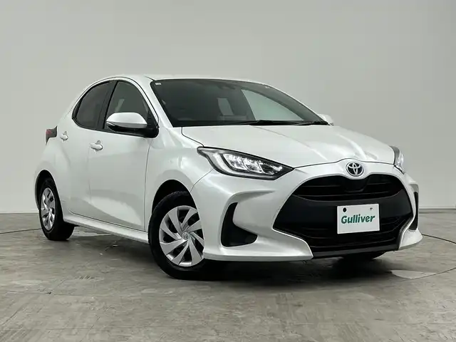 トヨタ ヤリス ハイブリッド G 三重県 2023(令5)年 1.6万km プラチナホワイトパールマイカ 禁煙車/純正ディスプレイオーディオ/・Bluetooth・AppleCarPlay・AndroidAuto・USB/バックカメラ/トヨタセーフティセンス/・プリクラッシュセーフティ/・レーダークルーズコントロール/・オートマチックハイビーム/・レーンキープアシスト/・ロードサインアシスト/・先行車発進告知/ステアリングスイッチ/前方ドライブレコーダー/ETC/LEDヘッドライト（オート）/スマートキー/プッシュスタート/スペアスマートキー
