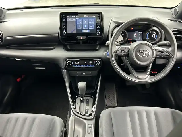 トヨタ ヤリス ハイブリッド G 三重県 2023(令5)年 1.6万km プラチナホワイトパールマイカ 禁煙車/純正ディスプレイオーディオ/・Bluetooth・AppleCarPlay・AndroidAuto・USB/バックカメラ/トヨタセーフティセンス/・プリクラッシュセーフティ/・レーダークルーズコントロール/・オートマチックハイビーム/・レーンキープアシスト/・ロードサインアシスト/・先行車発進告知/ステアリングスイッチ/前方ドライブレコーダー/ETC/LEDヘッドライト（オート）/スマートキー/プッシュスタート/スペアスマートキー