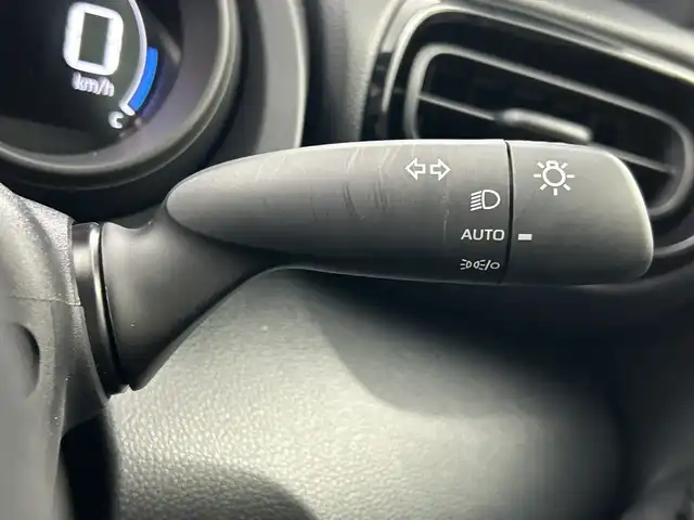 トヨタ ヤリス ハイブリッド G 三重県 2023(令5)年 1.6万km プラチナホワイトパールマイカ 禁煙車/純正ディスプレイオーディオ/・Bluetooth・AppleCarPlay・AndroidAuto・USB/バックカメラ/トヨタセーフティセンス/・プリクラッシュセーフティ/・レーダークルーズコントロール/・オートマチックハイビーム/・レーンキープアシスト/・ロードサインアシスト/・先行車発進告知/ステアリングスイッチ/前方ドライブレコーダー/ETC/LEDヘッドライト（オート）/スマートキー/プッシュスタート/スペアスマートキー