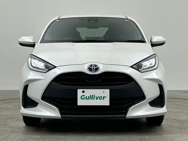 トヨタ ヤリス ハイブリッド G 三重県 2023(令5)年 1.6万km プラチナホワイトパールマイカ 禁煙車/純正ディスプレイオーディオ/・Bluetooth・AppleCarPlay・AndroidAuto・USB/バックカメラ/トヨタセーフティセンス/・プリクラッシュセーフティ/・レーダークルーズコントロール/・オートマチックハイビーム/・レーンキープアシスト/・ロードサインアシスト/・先行車発進告知/ステアリングスイッチ/前方ドライブレコーダー/ETC/LEDヘッドライト（オート）/スマートキー/プッシュスタート/スペアスマートキー