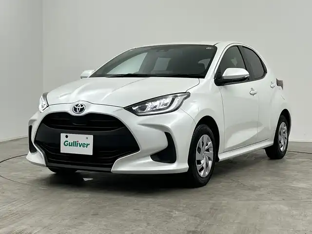 トヨタ ヤリス ハイブリッド G 三重県 2023(令5)年 1.6万km プラチナホワイトパールマイカ 禁煙車/純正ディスプレイオーディオ/・Bluetooth・AppleCarPlay・AndroidAuto・USB/バックカメラ/トヨタセーフティセンス/・プリクラッシュセーフティ/・レーダークルーズコントロール/・オートマチックハイビーム/・レーンキープアシスト/・ロードサインアシスト/・先行車発進告知/ステアリングスイッチ/前方ドライブレコーダー/ETC/LEDヘッドライト（オート）/スマートキー/プッシュスタート/スペアスマートキー