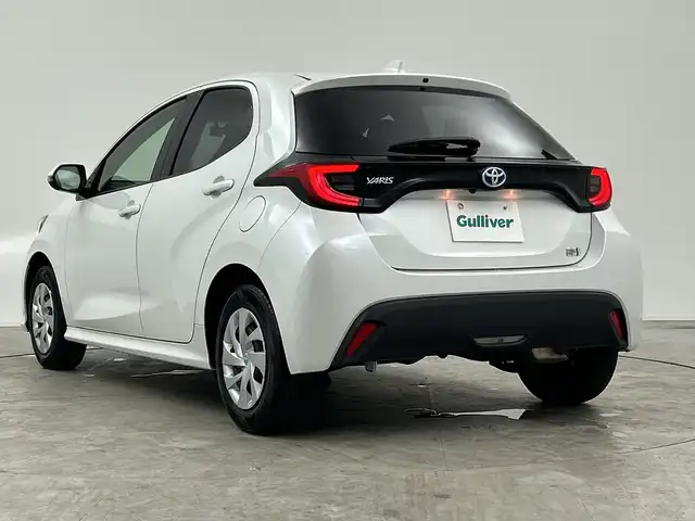 トヨタ ヤリス ハイブリッド G 三重県 2023(令5)年 1.6万km プラチナホワイトパールマイカ 禁煙車/純正ディスプレイオーディオ/・Bluetooth・AppleCarPlay・AndroidAuto・USB/バックカメラ/トヨタセーフティセンス/・プリクラッシュセーフティ/・レーダークルーズコントロール/・オートマチックハイビーム/・レーンキープアシスト/・ロードサインアシスト/・先行車発進告知/ステアリングスイッチ/前方ドライブレコーダー/ETC/LEDヘッドライト（オート）/スマートキー/プッシュスタート/スペアスマートキー
