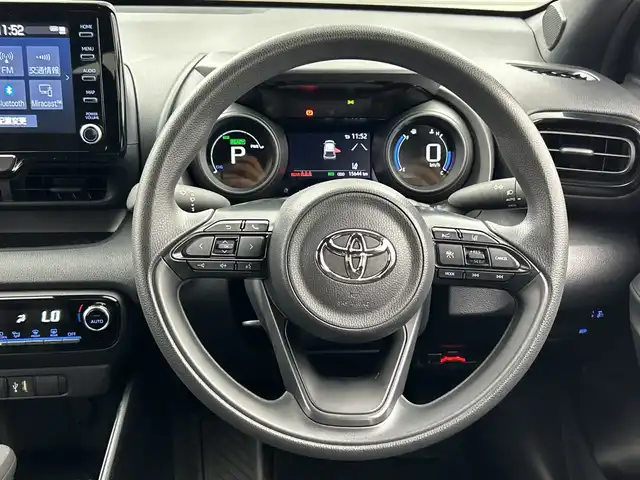 トヨタ ヤリス ハイブリッド G 三重県 2023(令5)年 1.6万km プラチナホワイトパールマイカ 禁煙車/純正ディスプレイオーディオ/・Bluetooth・AppleCarPlay・AndroidAuto・USB/バックカメラ/トヨタセーフティセンス/・プリクラッシュセーフティ/・レーダークルーズコントロール/・オートマチックハイビーム/・レーンキープアシスト/・ロードサインアシスト/・先行車発進告知/ステアリングスイッチ/前方ドライブレコーダー/ETC/LEDヘッドライト（オート）/スマートキー/プッシュスタート/スペアスマートキー