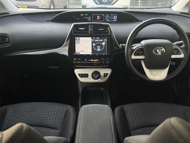 トヨタ プリウス Sセーフティプラス 福岡県 2016(平28)年 3.5万km スティールブロンドM ・純正ナビ【DSZT-YC4T】/-BT/フルセグTV/CD/DVD/FM/AM/SD/・バックカメラ/・レーダークルーズコントロール/・パーキングアシスト/・HUD/・プリクラッシュセーフティー/・純正ドライブレコーダー/・クリアランスソナー/・オートライト/・オートハイビーム/・ステアリングリモコン/・ドアバイザー/・ウィンカーミラー/・電動格納ミラー/・純正アルミ15インチ/・純正フロアマット/・ビルトインETC/・スマートキー×２/・ワンオーナー/・保証書/・取扱説明書/・禁煙車