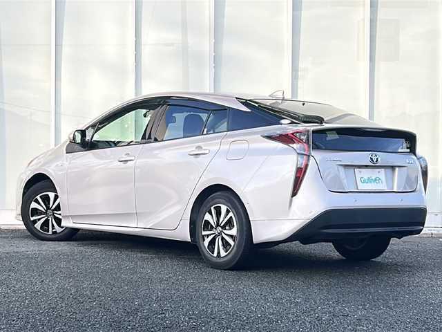 トヨタ プリウス Sセーフティプラス 福岡県 2016(平28)年 3.5万km スティールブロンドM ・純正ナビ【DSZT-YC4T】/-BT/フルセグTV/CD/DVD/FM/AM/SD/・バックカメラ/・レーダークルーズコントロール/・パーキングアシスト/・HUD/・プリクラッシュセーフティー/・純正ドライブレコーダー/・クリアランスソナー/・オートライト/・オートハイビーム/・ステアリングリモコン/・ドアバイザー/・ウィンカーミラー/・電動格納ミラー/・純正アルミ15インチ/・純正フロアマット/・ビルトインETC/・スマートキー×２/・ワンオーナー/・保証書/・取扱説明書/・禁煙車