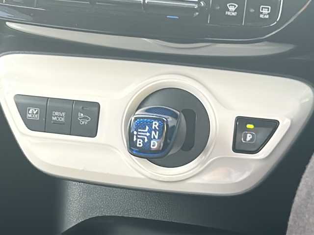 トヨタ プリウス Sセーフティプラス 福岡県 2016(平28)年 3.5万km スティールブロンドM ・純正ナビ【DSZT-YC4T】/-BT/フルセグTV/CD/DVD/FM/AM/SD/・バックカメラ/・レーダークルーズコントロール/・パーキングアシスト/・HUD/・プリクラッシュセーフティー/・純正ドライブレコーダー/・クリアランスソナー/・オートライト/・オートハイビーム/・ステアリングリモコン/・ドアバイザー/・ウィンカーミラー/・電動格納ミラー/・純正アルミ15インチ/・純正フロアマット/・ビルトインETC/・スマートキー×２/・ワンオーナー/・保証書/・取扱説明書/・禁煙車