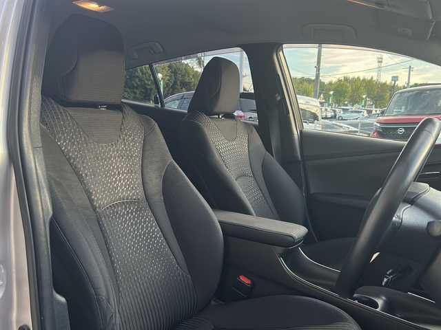 トヨタ プリウス Sセーフティプラス 福岡県 2016(平28)年 3.5万km スティールブロンドM ・純正ナビ【DSZT-YC4T】/-BT/フルセグTV/CD/DVD/FM/AM/SD/・バックカメラ/・レーダークルーズコントロール/・パーキングアシスト/・HUD/・プリクラッシュセーフティー/・純正ドライブレコーダー/・クリアランスソナー/・オートライト/・オートハイビーム/・ステアリングリモコン/・ドアバイザー/・ウィンカーミラー/・電動格納ミラー/・純正アルミ15インチ/・純正フロアマット/・ビルトインETC/・スマートキー×２/・ワンオーナー/・保証書/・取扱説明書/・禁煙車