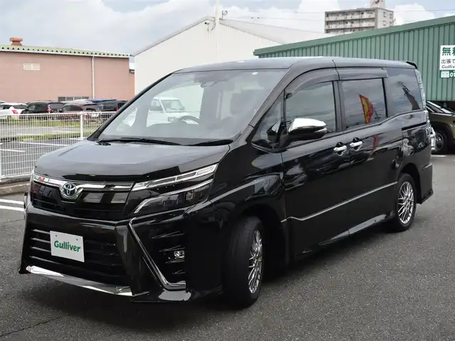 トヨタ ヴォクシー ハイブリッド ZS 煌Ⅲ 福岡県 2021(令3)年 4.6万km イナズマスパーキングブラックガラスフレーク トヨタセーフティセンス/純正9インチメモリーナビ/純正後席フリップダウンモニター/フルセグTV/CD/DVD/BT/バックカメラ/純正前後ドライブレコーダー/純正LEDヘッドライト/純正16インチアルミホイール/両側パワースライドドア/クルーズコントロール/ハーフレザーシート/前席シートヒーター/クリアランスソナー/ビルトインETC/プッシュスタート/スマートキー×2/新車時保証所/取扱説明書