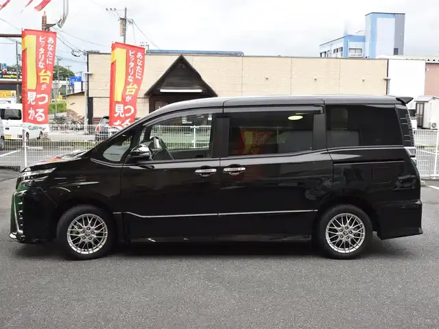 トヨタ ヴォクシー ハイブリッド ZS 煌Ⅲ 福岡県 2021(令3)年 4.6万km イナズマスパーキングブラックガラスフレーク トヨタセーフティセンス/純正9インチメモリーナビ/純正後席フリップダウンモニター/フルセグTV/CD/DVD/BT/バックカメラ/純正前後ドライブレコーダー/純正LEDヘッドライト/純正16インチアルミホイール/両側パワースライドドア/クルーズコントロール/ハーフレザーシート/前席シートヒーター/クリアランスソナー/ビルトインETC/プッシュスタート/スマートキー×2/新車時保証所/取扱説明書