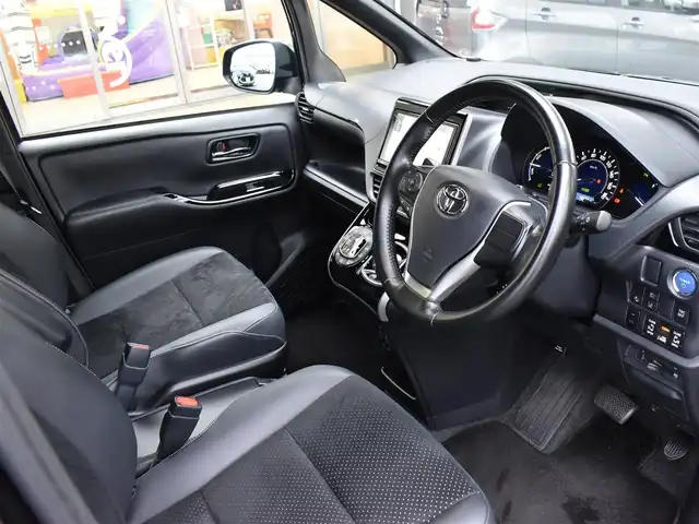 トヨタ ヴォクシー ハイブリッド ZS 煌Ⅲ 福岡県 2021(令3)年 4.6万km イナズマスパーキングブラックガラスフレーク トヨタセーフティセンス/純正9インチメモリーナビ/純正後席フリップダウンモニター/フルセグTV/CD/DVD/BT/バックカメラ/純正前後ドライブレコーダー/純正LEDヘッドライト/純正16インチアルミホイール/両側パワースライドドア/クルーズコントロール/ハーフレザーシート/前席シートヒーター/クリアランスソナー/ビルトインETC/プッシュスタート/スマートキー×2/新車時保証所/取扱説明書