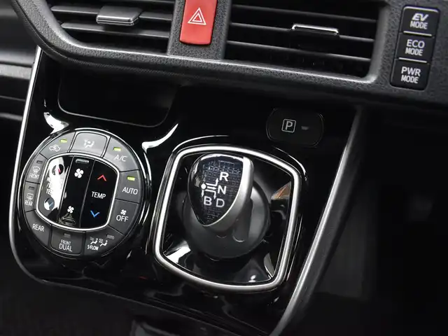 トヨタ ヴォクシー ハイブリッド ZS 煌Ⅲ 福岡県 2021(令3)年 4.6万km イナズマスパーキングブラックガラスフレーク トヨタセーフティセンス/純正9インチメモリーナビ/純正後席フリップダウンモニター/フルセグTV/CD/DVD/BT/バックカメラ/純正前後ドライブレコーダー/純正LEDヘッドライト/純正16インチアルミホイール/両側パワースライドドア/クルーズコントロール/ハーフレザーシート/前席シートヒーター/クリアランスソナー/ビルトインETC/プッシュスタート/スマートキー×2/新車時保証所/取扱説明書