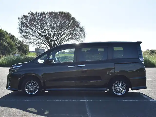 トヨタ ヴォクシー ハイブリッド ZS 煌Ⅲ 福岡県 2021(令3)年 4.6万km イナズマスパーキングブラックガラスフレーク トヨタセーフティセンス/純正9インチメモリーナビ/純正後席フリップダウンモニター/フルセグTV/CD/DVD/BT/バックカメラ/純正前後ドライブレコーダー/純正LEDヘッドライト/純正16インチアルミホイール/両側パワースライドドア/クルーズコントロール/ハーフレザーシート/前席シートヒーター/クリアランスソナー/ビルトインETC/プッシュスタート/スマートキー×2/新車時保証所/取扱説明書