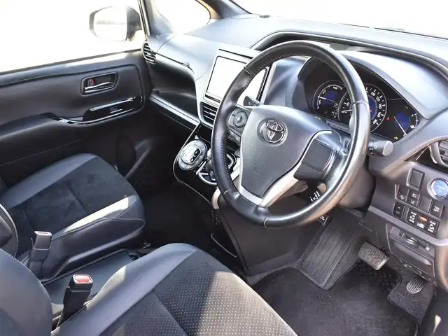 トヨタ ヴォクシー ハイブリッド ZS 煌Ⅲ 福岡県 2021(令3)年 4.6万km イナズマスパーキングブラックガラスフレーク トヨタセーフティセンス/純正9インチメモリーナビ/純正後席フリップダウンモニター/フルセグTV/CD/DVD/BT/バックカメラ/純正前後ドライブレコーダー/純正LEDヘッドライト/純正16インチアルミホイール/両側パワースライドドア/クルーズコントロール/ハーフレザーシート/前席シートヒーター/クリアランスソナー/ビルトインETC/プッシュスタート/スマートキー×2/新車時保証所/取扱説明書