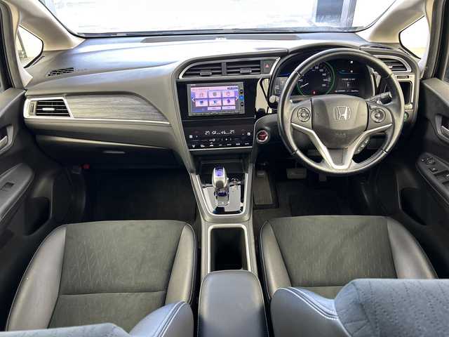 ホンダ シャトル ハイブリッド Z 奈良県 2017(平29)年 2.7万km クリスタルブラックパール 純正ギャザーズナビ/フルセグ CD DVD BT MSV AUX/バックカメラ/ビルトインETC/クルーズコントロール/車両接近通報告知/衝突軽減ブレーキ/ハーフレザーシート/シートヒーター/パドルシフト/LEDヘッドライト/オートライト/電動格納ミラー/スマートキー