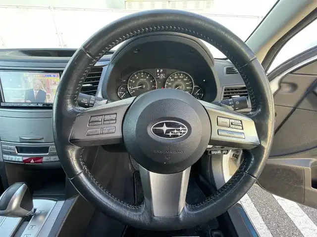 スバル アウトバック 2．5i Lパッケージ 群馬県 2010(平22)年 12.2万km サテンホワイトパール 4WD/社外メモリナビ(CN-HA01D)/CD/DVD/Bluetooth/フルセグテレビ/バックカメラ/クルーズコントロール/パドルシフト/ETC/HIDヘッドライト/W/サイド/カーテンエアバック/ABS/スマートキー/タイミングベルト交換済み/保証書