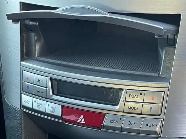 スバル アウトバック 2．5i Lパッケージ 群馬県 2010(平22)年 12.2万km サテンホワイトパール 4WD/社外メモリナビ(CN-HA01D)/CD/DVD/Bluetooth/フルセグテレビ/バックカメラ/クルーズコントロール/パドルシフト/ETC/HIDヘッドライト/W/サイド/カーテンエアバック/ABS/スマートキー/タイミングベルト交換済み/保証書