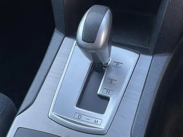 スバル アウトバック 2．5i Lパッケージ 群馬県 2010(平22)年 12.2万km サテンホワイトパール 4WD/社外メモリナビ(CN-HA01D)/CD/DVD/Bluetooth/フルセグテレビ/バックカメラ/クルーズコントロール/パドルシフト/ETC/HIDヘッドライト/W/サイド/カーテンエアバック/ABS/スマートキー/タイミングベルト交換済み/保証書