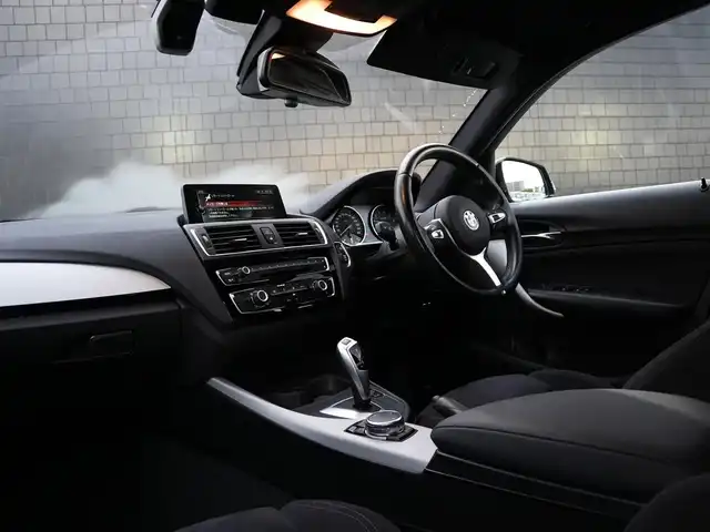 ＢＭＷ １１８ｉ Mスポーツパッケージ 静岡県 2016(平28)年 6.1万km エストリル・ブルー インテリジェントセーフティ /衝突軽減ブレーキ 車線逸脱警告/アルカンターラ　ファブリックコンビシート/IdriveHDDナビBluetooth DVD USB AUX/HIDヘッドライト/オートライト/17インチアルミホイール /前後ドライブレコーダー/リヤガラスフィルム施工/ミラー一体型ETC/キーレスx2