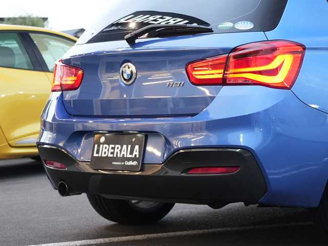 ＢＭＷ １１８ｉ Mスポーツパッケージ 静岡県 2016(平28)年 6.1万km エストリル・ブルー インテリジェントセーフティ /衝突軽減ブレーキ 車線逸脱警告/アルカンターラ　ファブリックコンビシート/IdriveHDDナビBluetooth DVD USB AUX/HIDヘッドライト/オートライト/17インチアルミホイール /前後ドライブレコーダー/リヤガラスフィルム施工/ミラー一体型ETC/キーレスx2