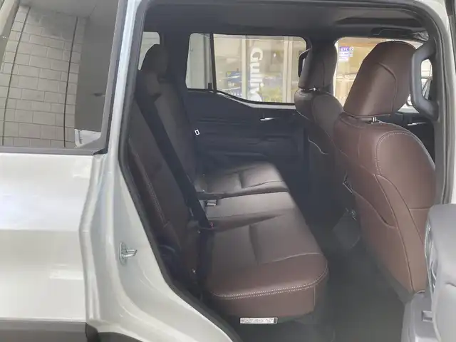 トヨタ ランドクルーザー ２５０ ZX 兵庫県 2024(令6)年 0.5万km プラチナホワイトパールマイカ ワンオーナー/純正ナビ/フルセグTV/Bluetooth/FM/AM/パノラミックビューモニター/サンルーフ/デジタルインナーミラー/ビルトインETC2.0/パワーバックドア/JBLサウンドシステム/レザーシート/プリクラッシュセーフティ/レーダークルーズコントロール/レーンディパーチャーアラート/ブラインドスポットモニター/ヘッドアップディスプレイ/プロアクティブドライビングアシスト/リヤクロストラフィックアラート/オートマチックハイビーム/先行車発進告知/リヤカメラディテクション/安心降車アシスト/周辺車両接近時サポート/ロードサインアシスト/D/N パワーシート・エアーシート・シートヒーター/プッシュスタート/パドルシフト/電格ミラー/LEDヘッドライト/フォグランプ/オートライト/横滑り防止装置/ドアバイザー/フロアマット/スペアキー1本/新車時保証書/取扱説明書