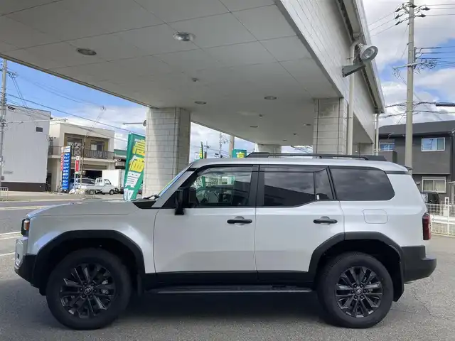トヨタ ランドクルーザー ２５０ ZX 兵庫県 2024(令6)年 0.5万km プラチナホワイトパールマイカ ワンオーナー/純正ナビ/フルセグTV/Bluetooth/FM/AM/パノラミックビューモニター/サンルーフ/デジタルインナーミラー/ビルトインETC2.0/パワーバックドア/JBLサウンドシステム/レザーシート/プリクラッシュセーフティ/レーダークルーズコントロール/レーンディパーチャーアラート/ブラインドスポットモニター/ヘッドアップディスプレイ/プロアクティブドライビングアシスト/リヤクロストラフィックアラート/オートマチックハイビーム/先行車発進告知/リヤカメラディテクション/安心降車アシスト/周辺車両接近時サポート/ロードサインアシスト/D/N パワーシート・エアーシート・シートヒーター/プッシュスタート/パドルシフト/電格ミラー/LEDヘッドライト/フォグランプ/オートライト/横滑り防止装置/ドアバイザー/フロアマット/スペアキー1本/新車時保証書/取扱説明書