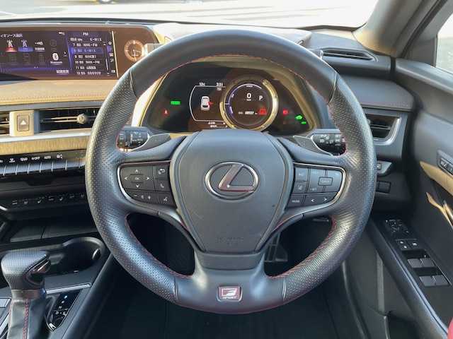 レクサス ＵＸ 250h Fスポーツ 静岡県 2020(令2)年 4.9万km ホワイトノーヴァガラスフレーク ●10.3インチ純正ナビ/(フルセグ/CD/DVD/Bluetooth/AUX)/●レザーシート/●前席パワーシート/(運転席シートメモリ付き)/●前席シートヒーター＆エアシート/●バックカメラ/●レクサスセーフティ/●レーダークルーズコントロール/●ブラインドスポットモニター/●プリクラッシュセーフティー/●レーンキープアシスト/●前後クリアランスソナー/●電動パーキングブレーキ/●オートブレーキホールド/●LEDヘッドライト＆フォグランプ/●オートライト/●オートマチックハイビーム/●革巻きステアリング/●ステアリングスイッチ/●ステアリングヒーター/●ETC2.0/●前後ドライブレコーダー/●電動リアゲート/●パドルシフト/●スマートキー/●カードキー有/●プッシュスタート/●純正18インチアルミホイール/●ダブル＋サイド＋ニーSRS＋ABS